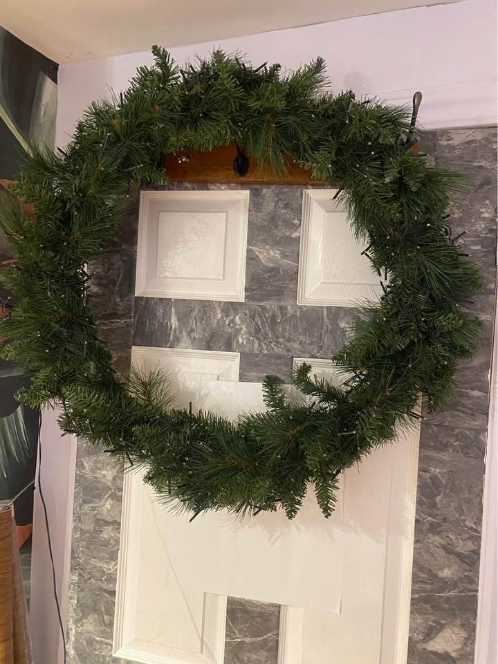 30” pre-lit artificial Christmas wreath with LED lights. - photo 3