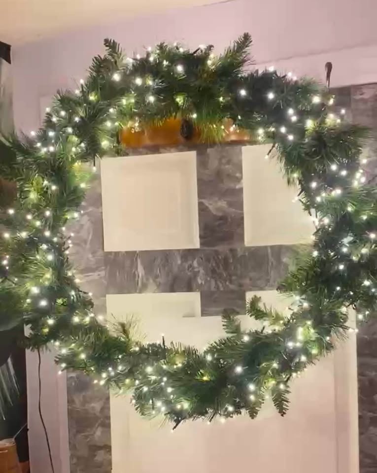 30” pre-lit artificial Christmas wreath with LED lights. - photo 4