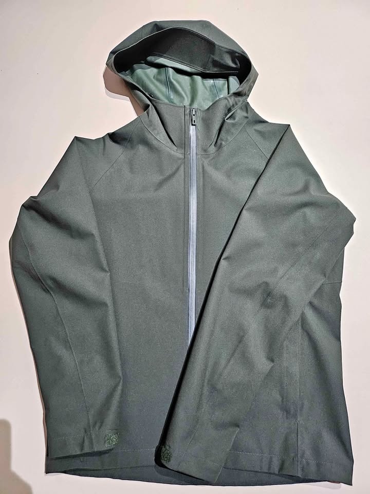 Uniqlo Blocktch rain jacket "S"