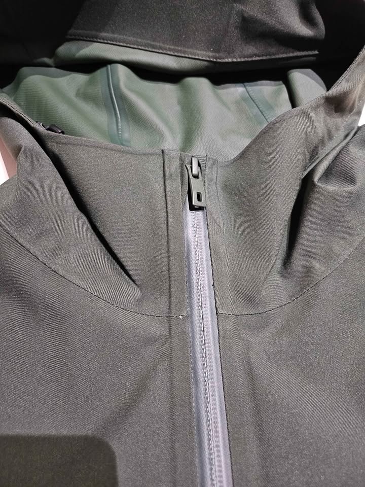 Uniqlo Blocktch rain jacket "S" - photo 2
