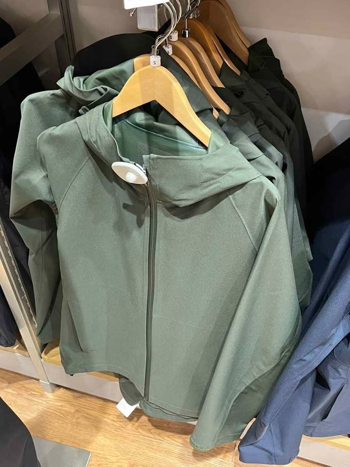 Uniqlo Blocktch rain jacket "S" - photo 3