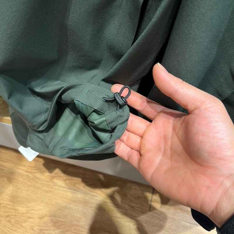 Uniqlo Blocktch rain jacket "S" - photo 4