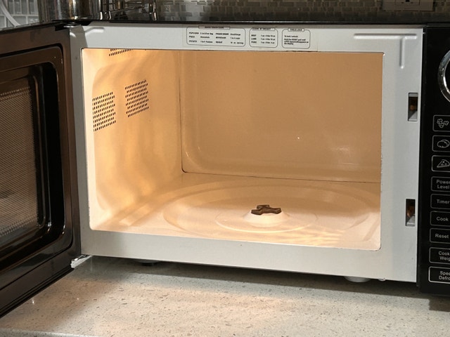 Small 900 Watts Microwave - photo 4
