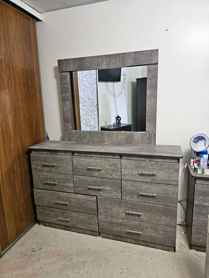 🥕 Unused wooden dresser with mirror. Price negotiable thumbnail