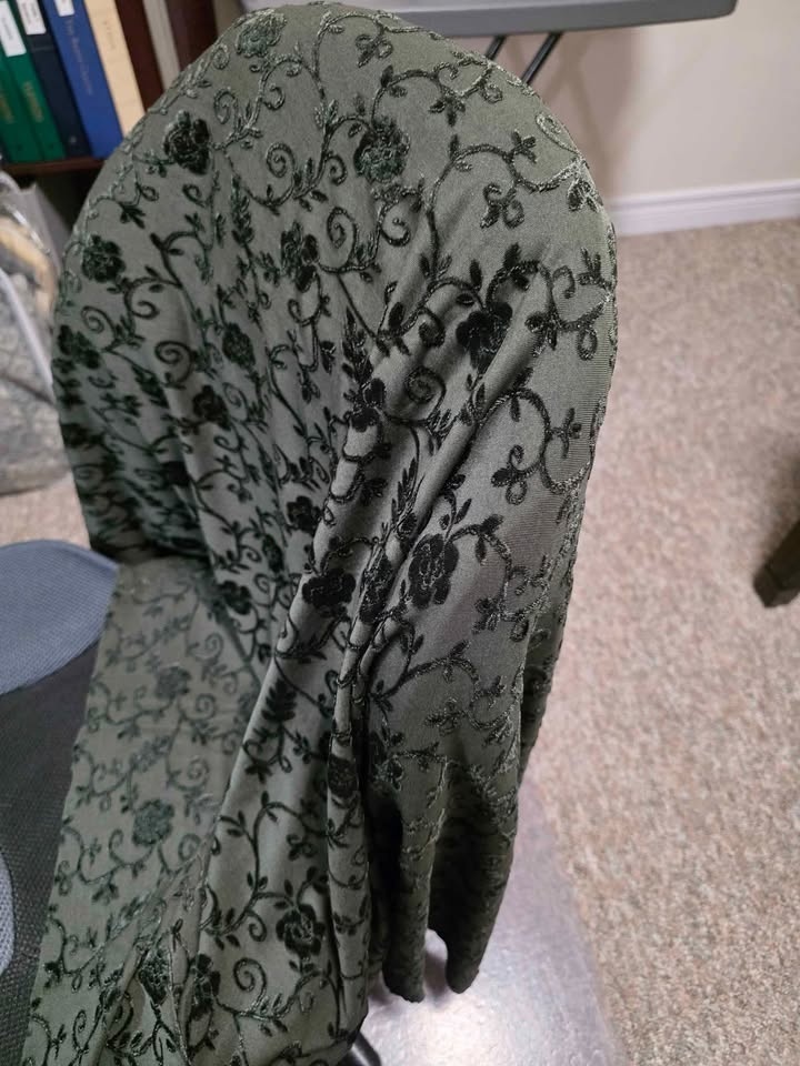 1.25 Meters Luxurious Green Relief Pattern Stretch Velour - photo 2