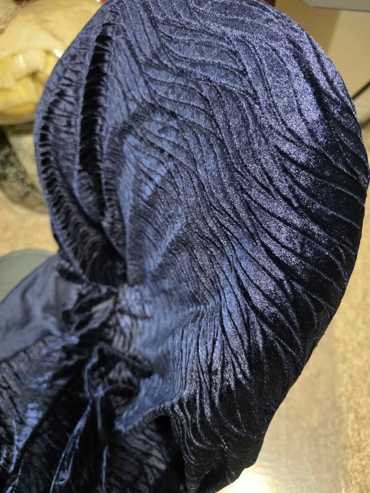 1.5 Meters Luxurious Navy Blue Patterned Stretch Velour - photo 2