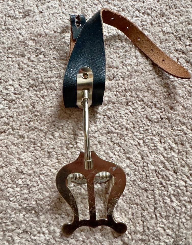 Band lyre - black leather strap with metal fork-style music hold