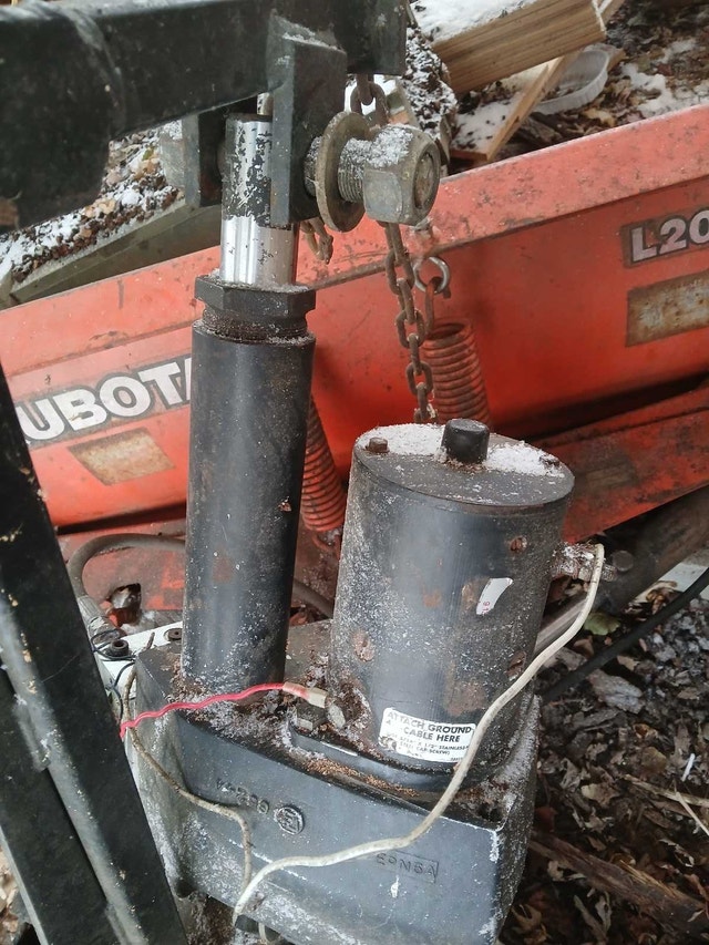 4 way snow plow Kubota L2061B - photo 3