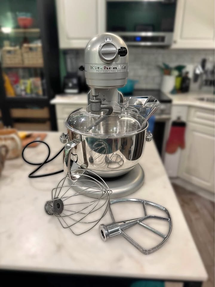 7 qt Kitchen Aid stand mixer