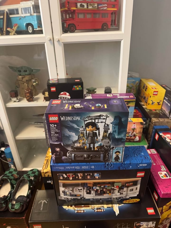 Wednesday Addams Figure Lego Set 76780 - photo 2