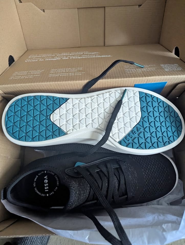 BNIB Men's size 9 Vessi Weekend Shoes Black