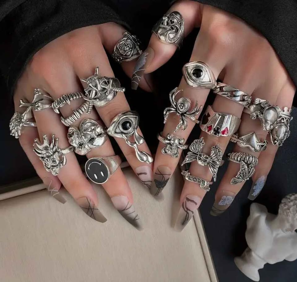 Vintage Vibes Ring Set – 24 Trendy Retro Rings | Unisex - photo 4