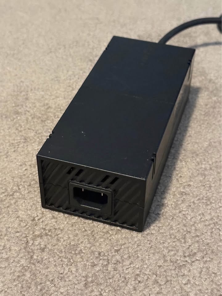 Broken half Xbox one Power supply - photo 3