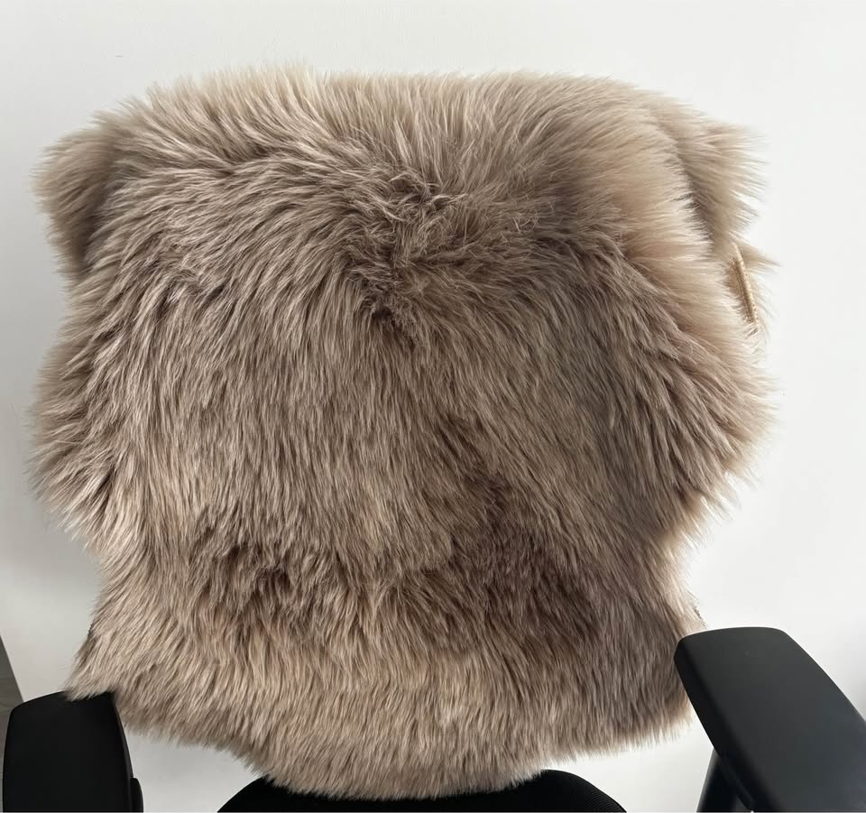 Faux fur throw decor suitable for chairs or sofas of any style. - photo 2
