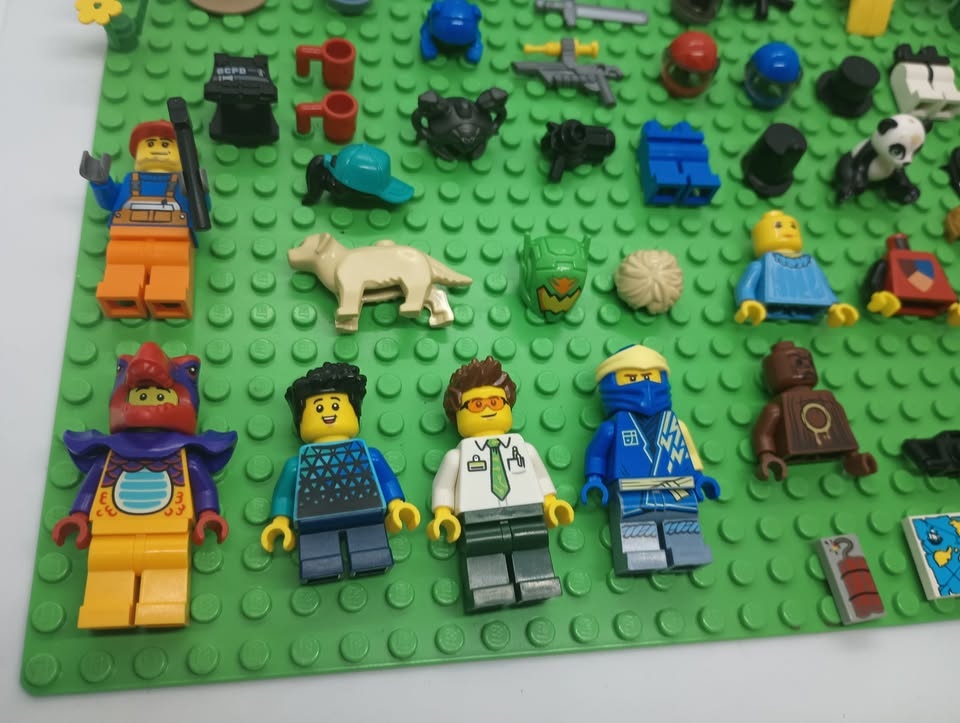 Lot of Lego Minifigs Minifig Accessories and Other Lego Pieces - photo 2