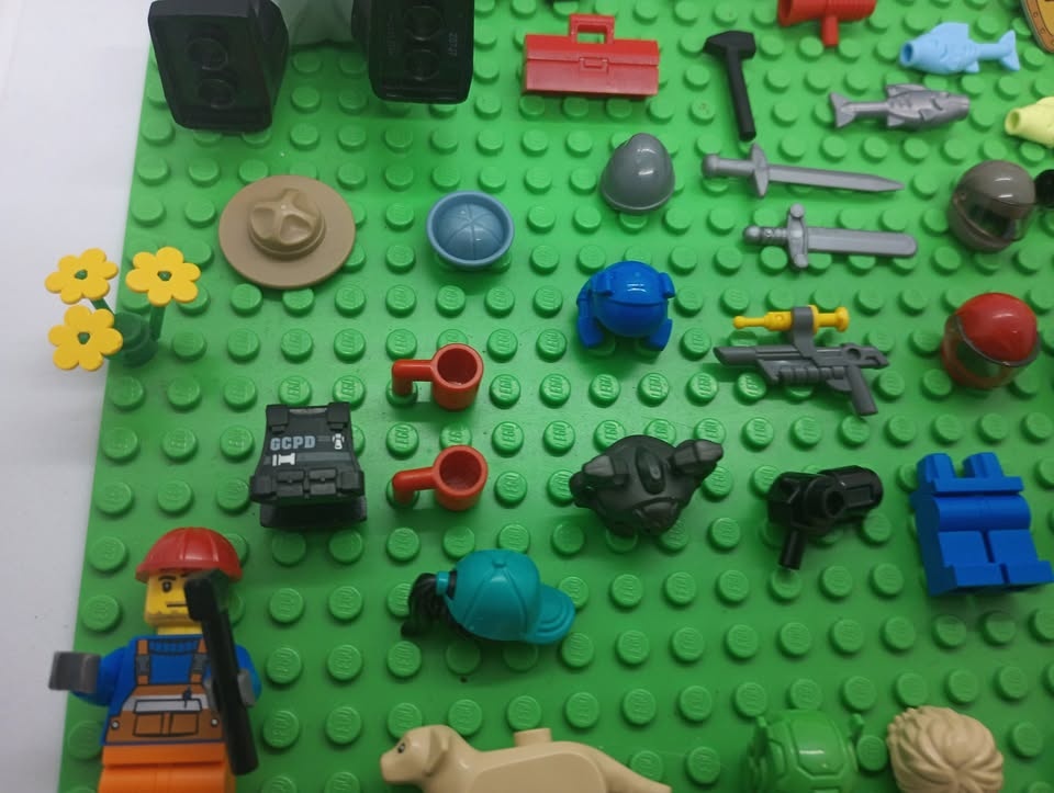 Lot of Lego Minifigs Minifig Accessories and Other Lego Pieces - photo 4