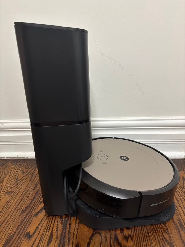 Barely Used iRobot Roomba - photo 3