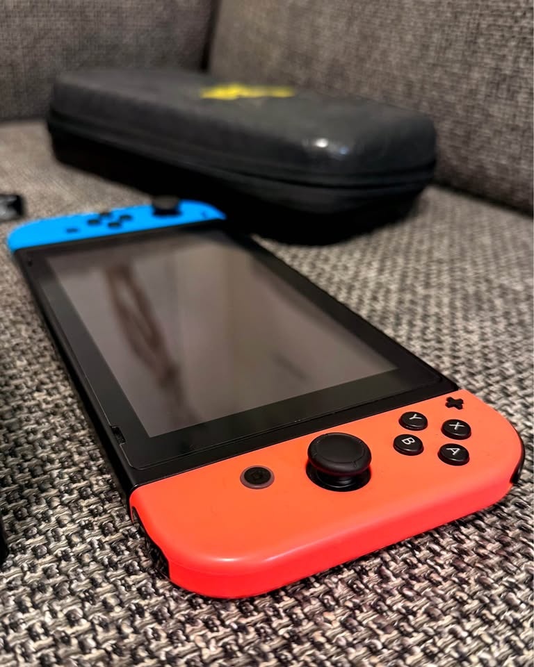Nintendo Switch + Pikachu Case + Zelda Breath of the Wild - photo 2
