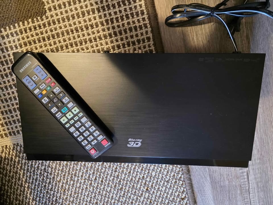 Samsung BlueRay Player with BlueRay Movies - photo 2