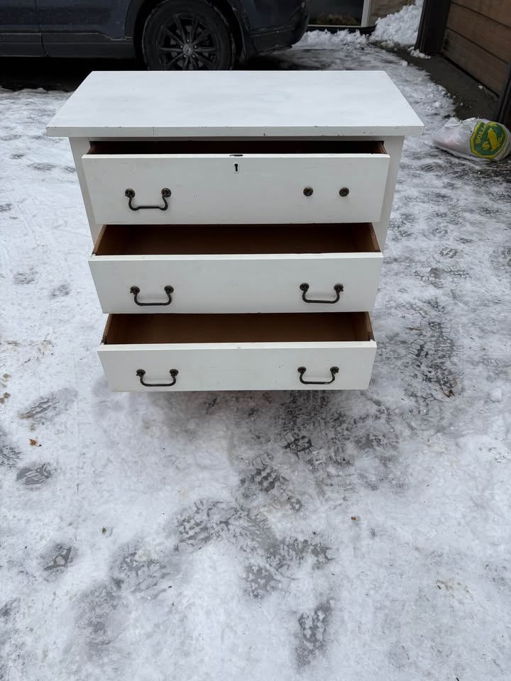 White 3 drawer dresser / solid wood - photo 2