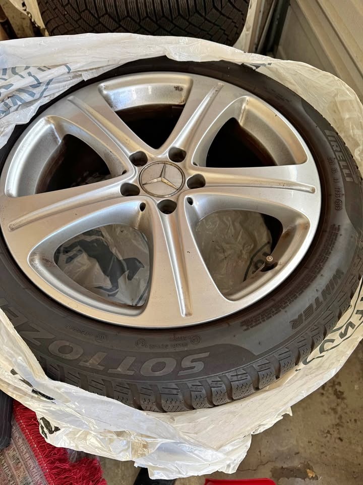 Mercedes E class Pirelli Winter Sottozero 3 MOE 245 45 R18 with