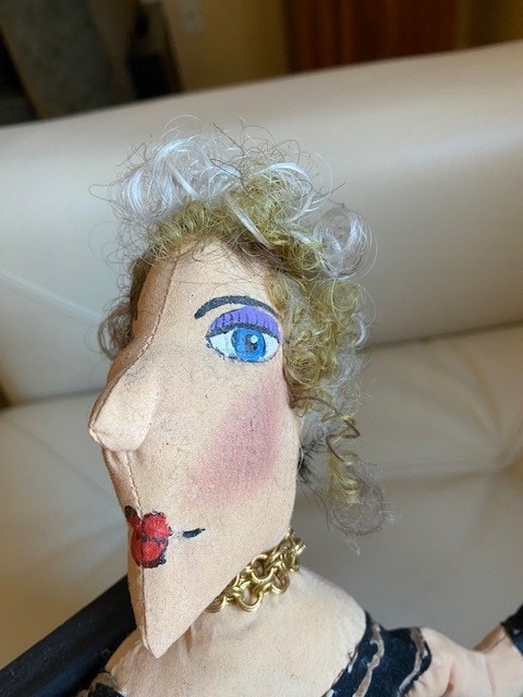Reclining smoking lady on a red lip and black bench - photo 3