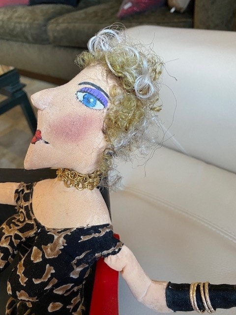 Reclining smoking lady on a red lip and black bench - photo 4