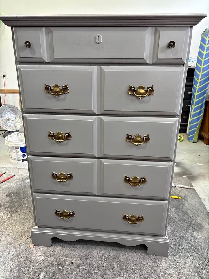 Upright Gray storage chest of drawers with gold handles - 5 draw