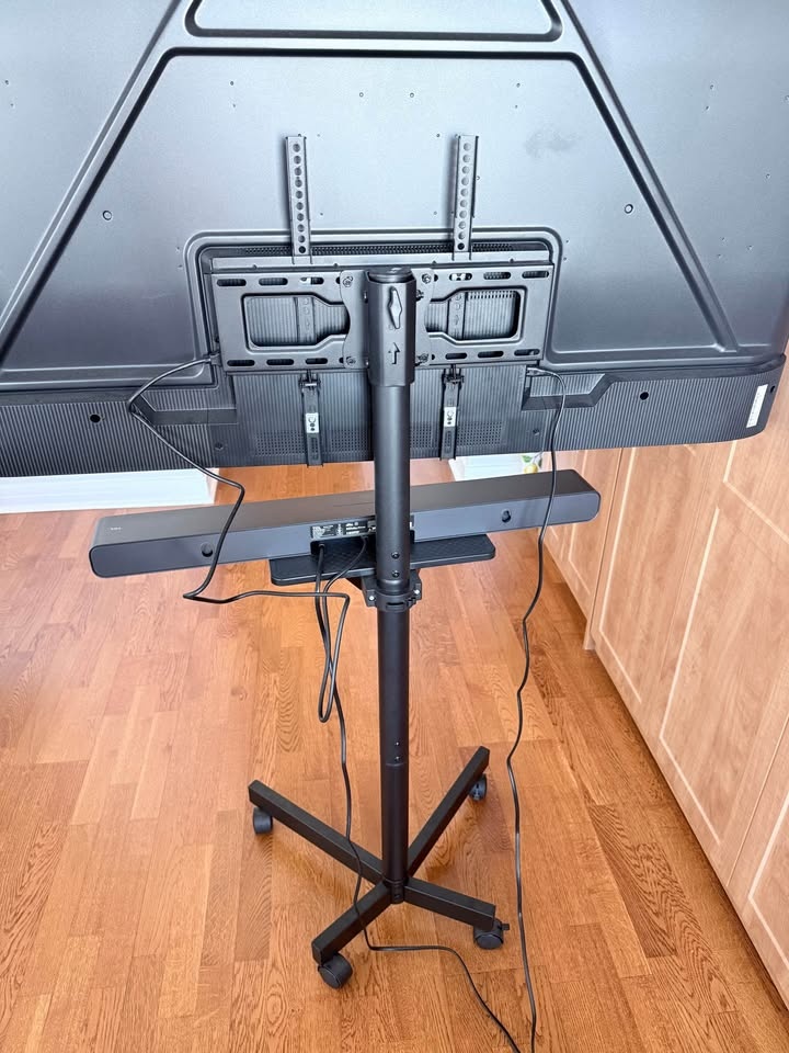 Tv stand on wheels - photo 2
