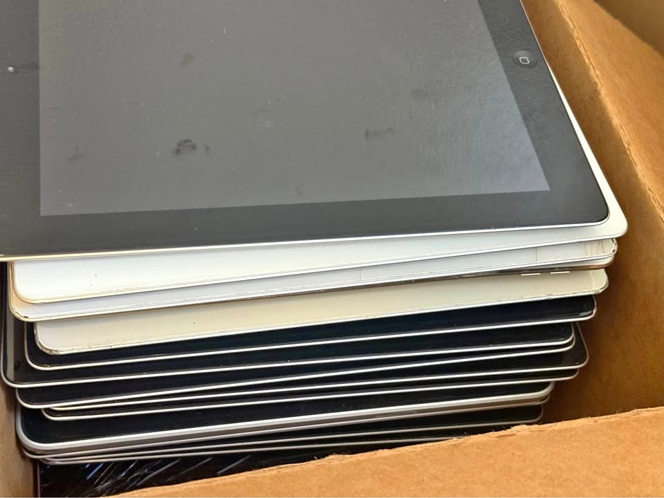 25 pieces Apple Damage iPads FOR PARTS ONLY