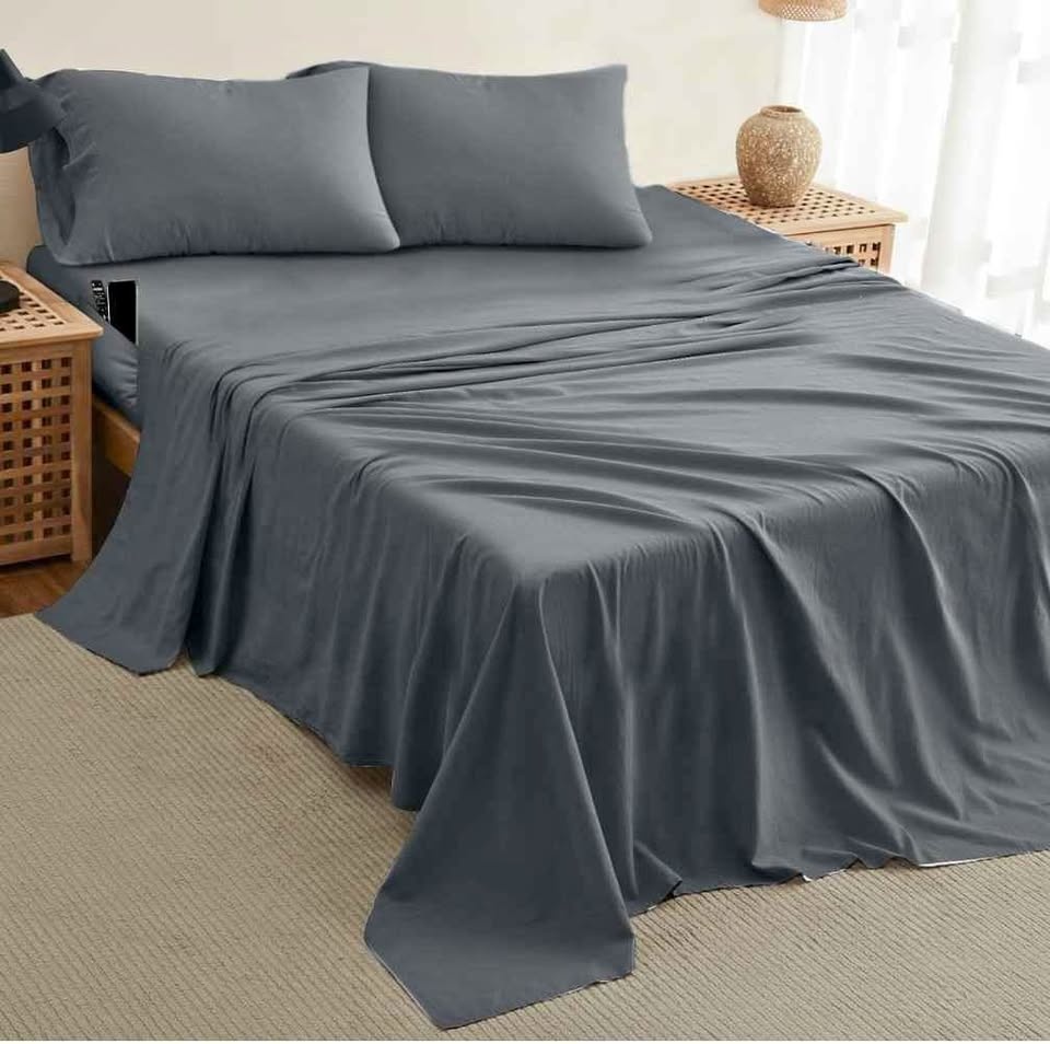 BRAND NEW - Full Size Bedsheets w/ 4 Pillow Cases