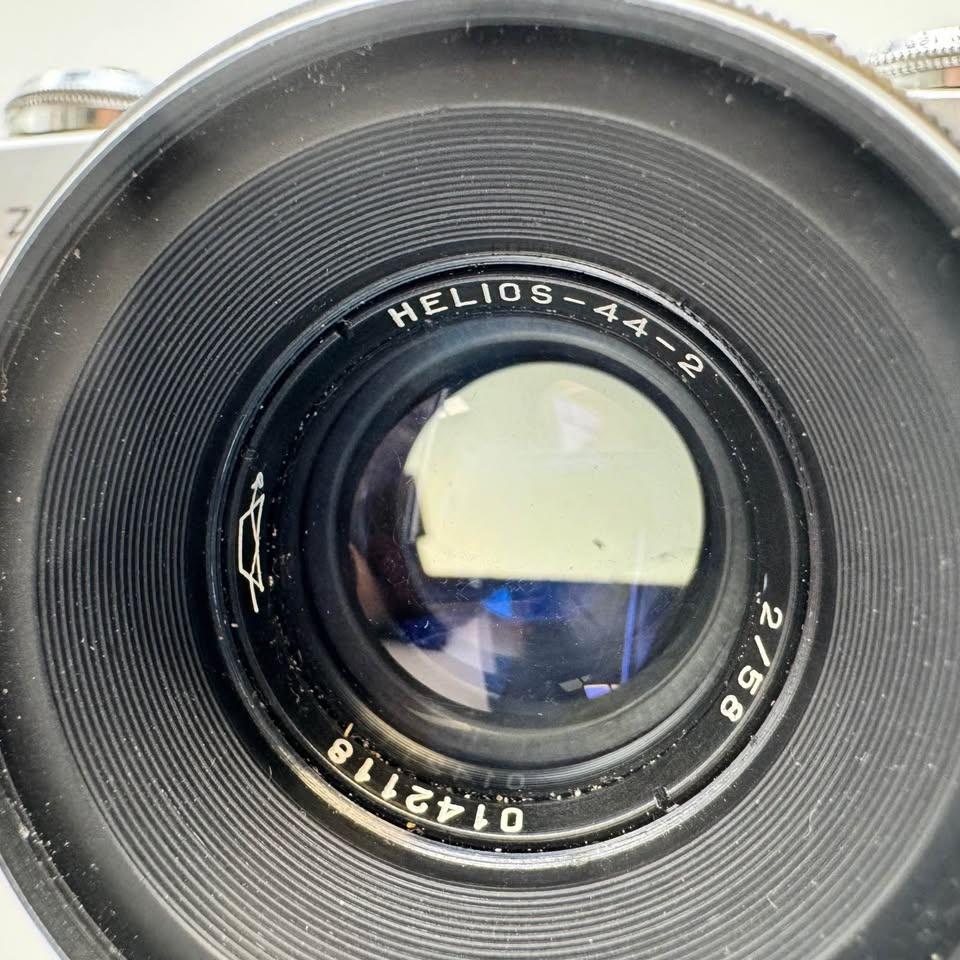 Zenit-E 35mm Camera w/ Helios-44-2 Lens - photo 2