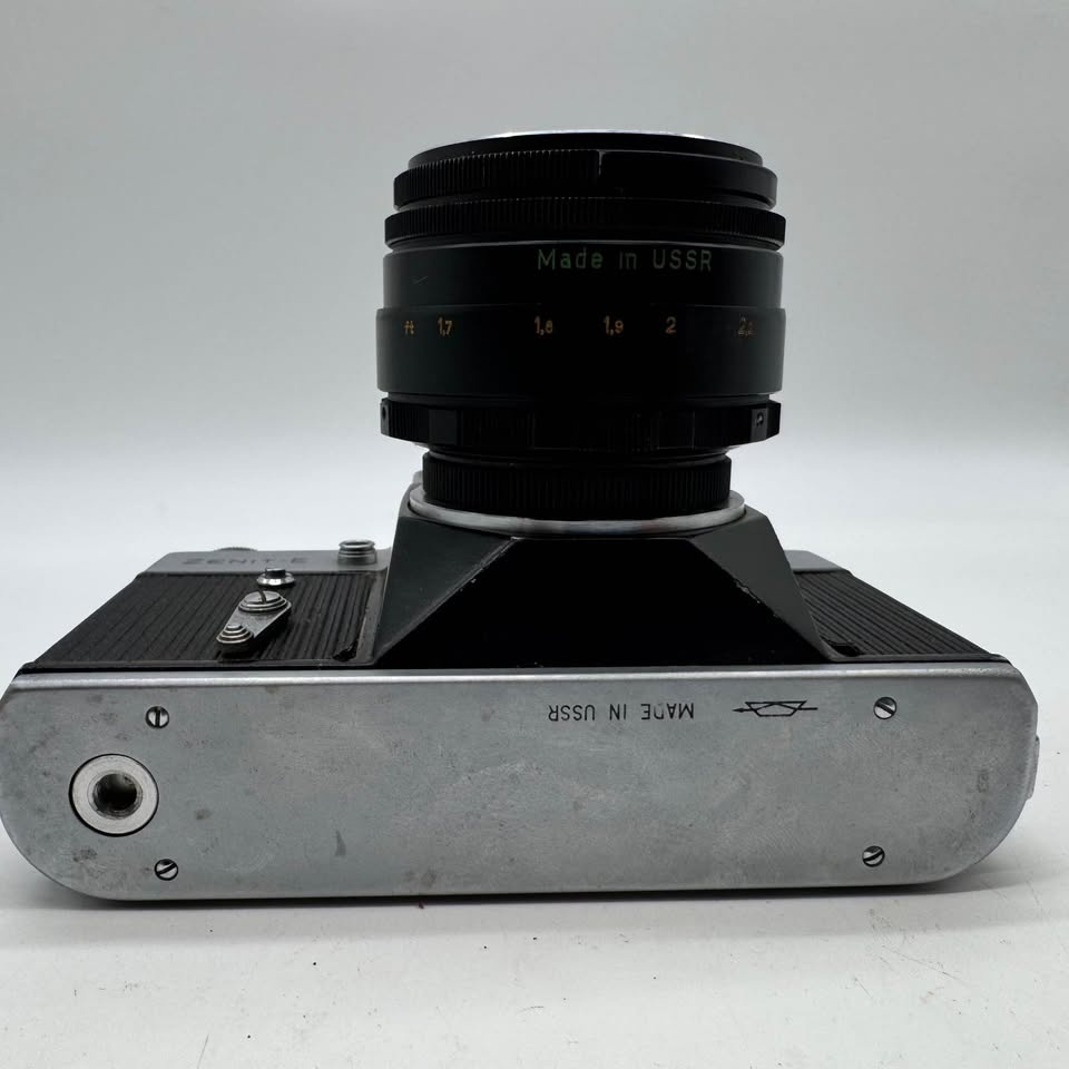 Zenit-E 35mm Camera w/ Helios-44-2 Lens - photo 3