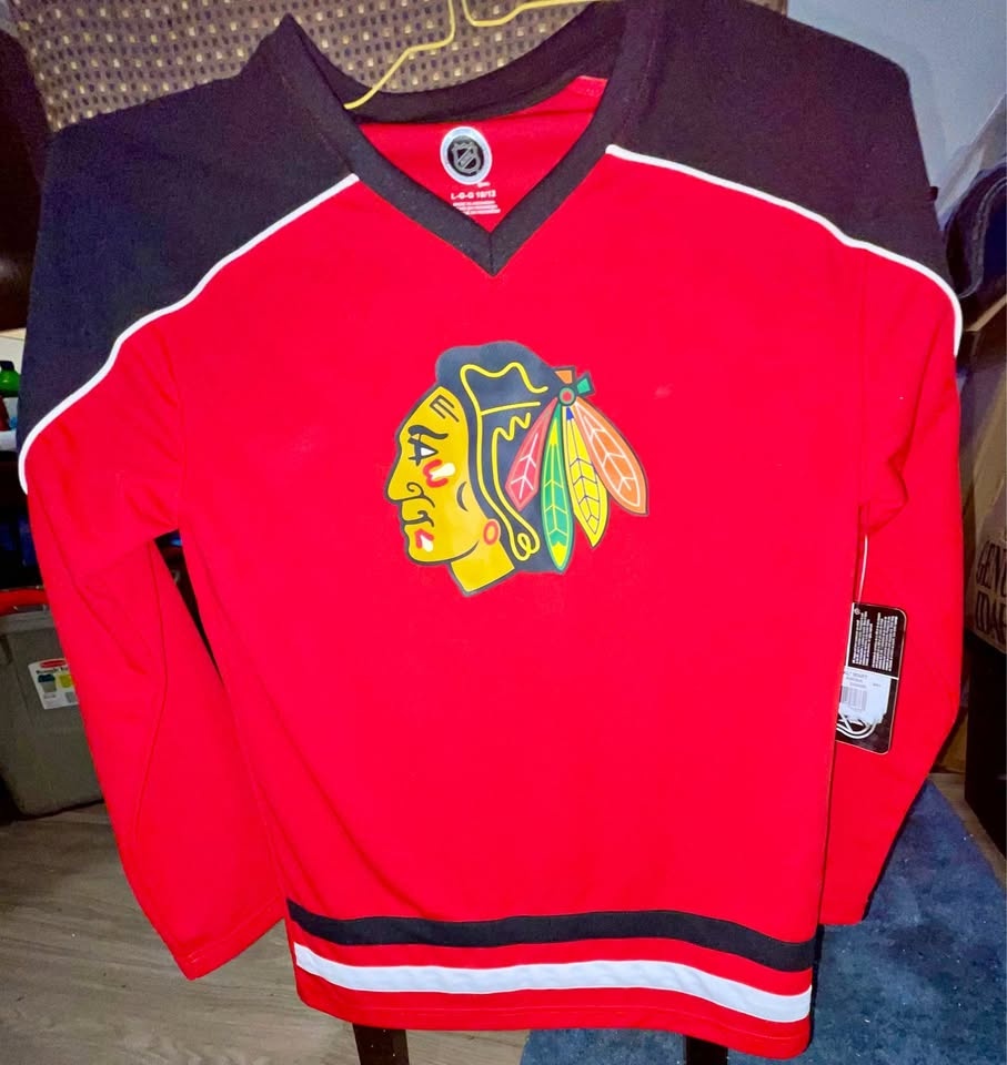 Blackhawks Jersey kids size 10/12 L-G