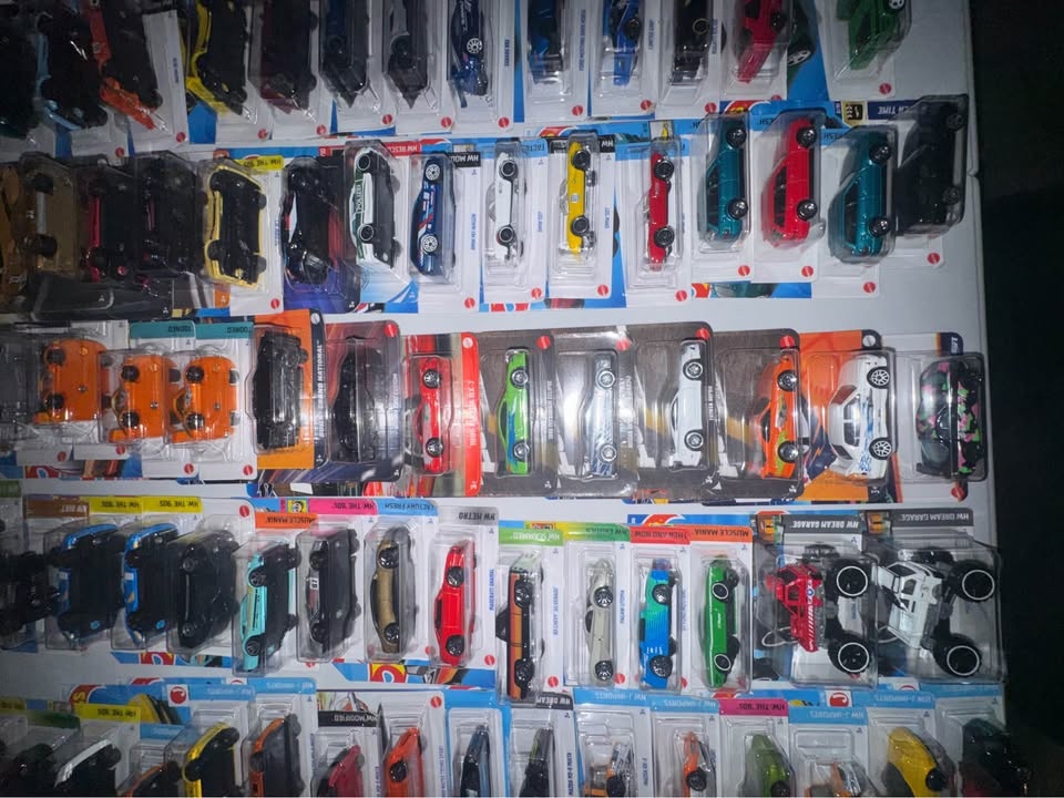 Hot wheels lot (READ DESCRIPTION)