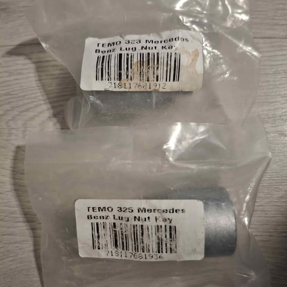 Variety of lug nut keys - photo 3