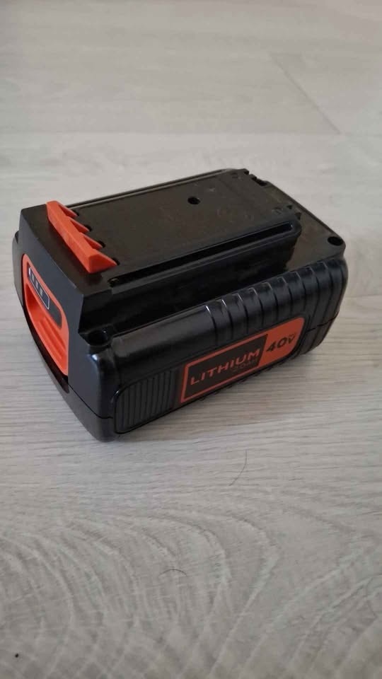 BLACK+DECKER 40V Max Battery, 2.0-Ah (LBX2040) w/ Charger - photo 2