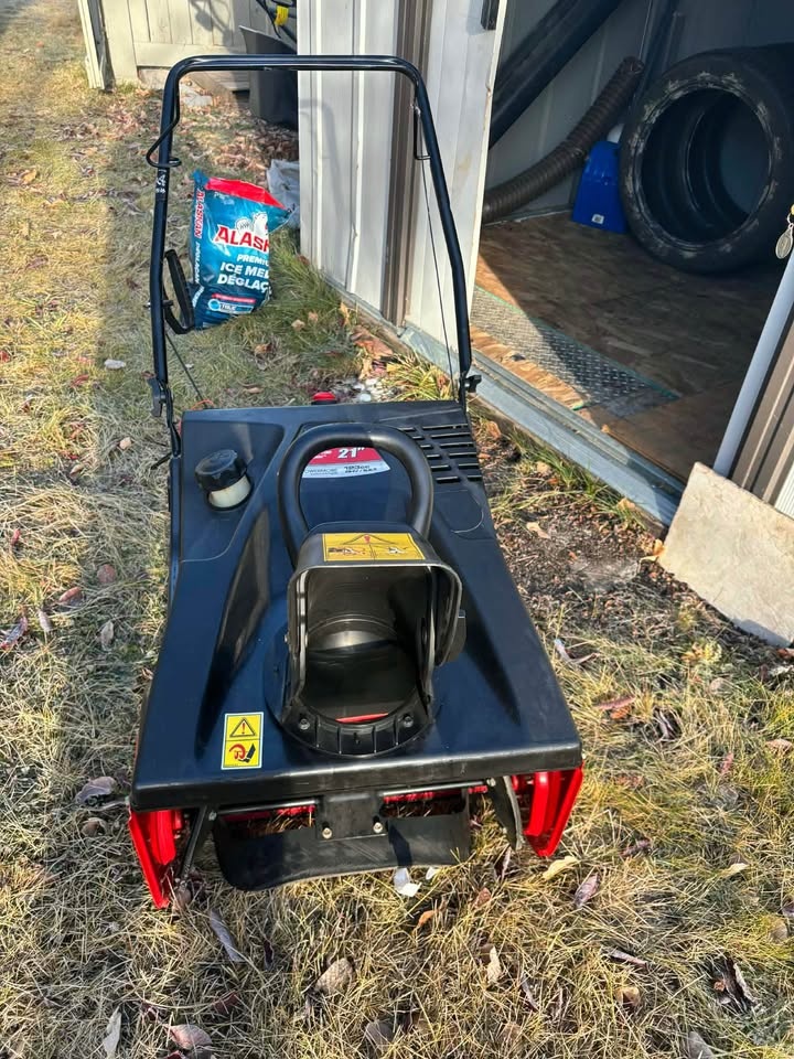 21" Craftsman 4-Cycle Snow Blower - photo 2