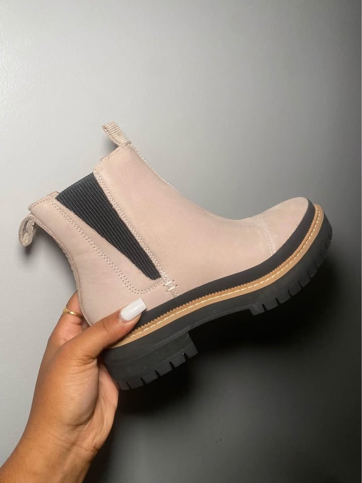Women boots -Chelsea style boot size 5!