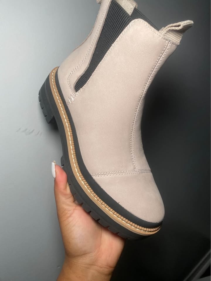 Women boots -Chelsea style boot size 5! - photo 2