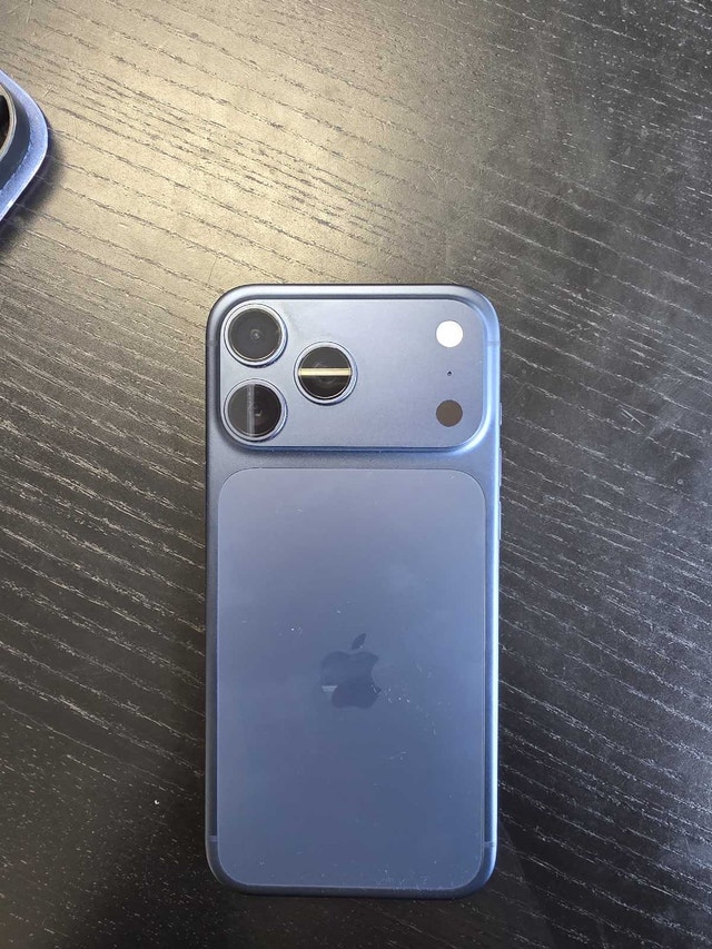 Iphone 17 Pro Max (Airpods and Apple Watch SE ALSO AVALIBLE)