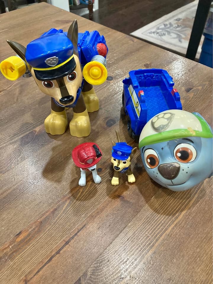 PAW Patrol Chase Police Vehicle & Figures Lot
