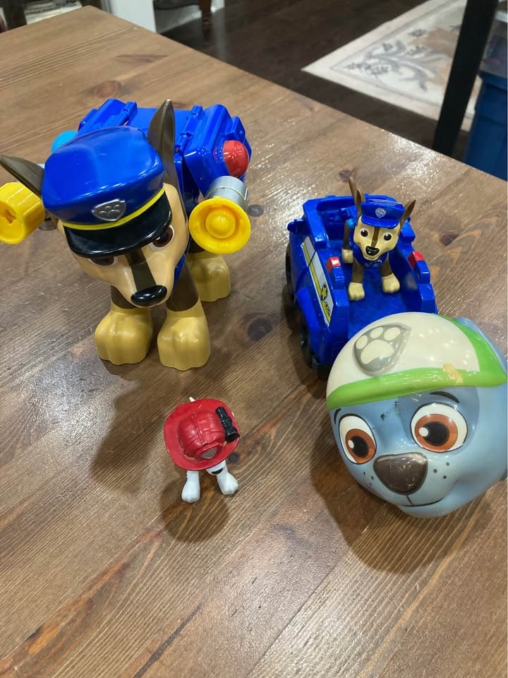 PAW Patrol Chase Police Vehicle & Figures Lot - photo 2