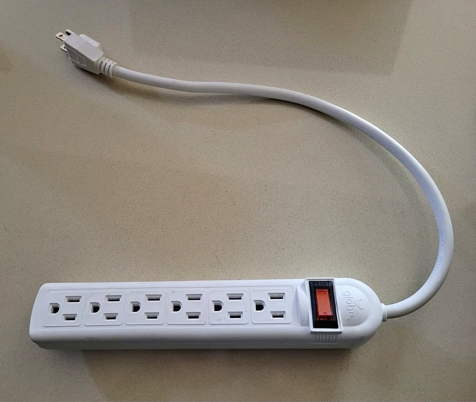 6-Outlet Power Bar with Reset Switch – White | Excellent