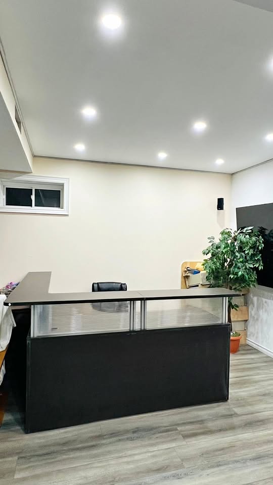 L Shaped Reception Desk | 6' x 6'