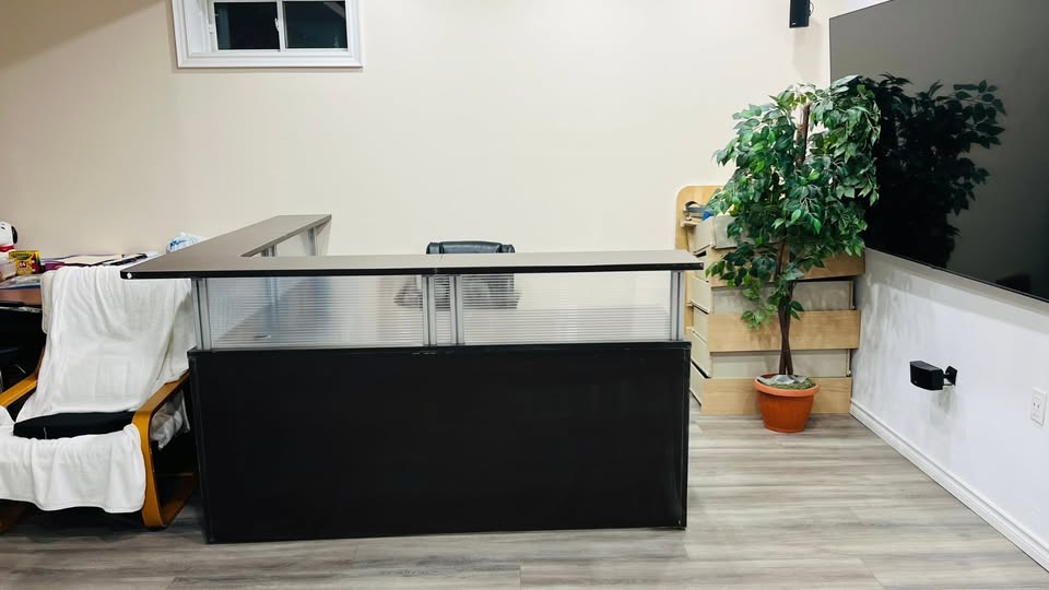 L Shaped Reception Desk | 6' x 6' - photo 3
