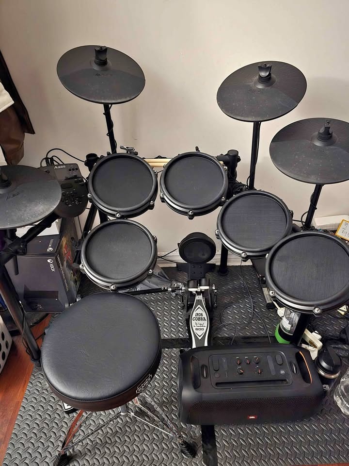 Alesis Nitro Mesh Kit with Expansion Pack & Mapex Throne