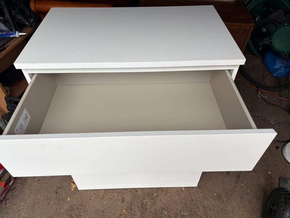 Tall white 4 drawer dresser - IKEA MALM - photo 2