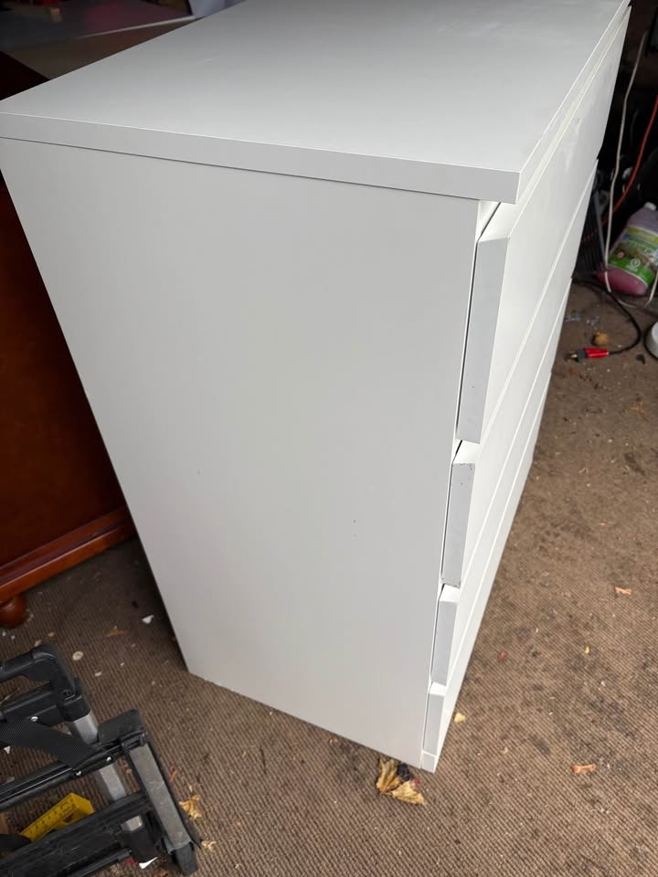 Tall white 4 drawer dresser - IKEA MALM - photo 3