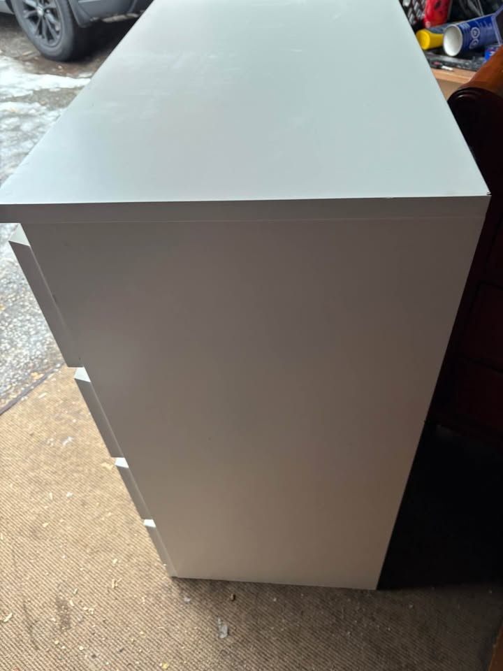Tall white 4 drawer dresser - IKEA MALM - photo 5
